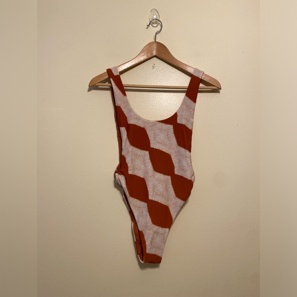 aerie American Eagle One-Piece Swimsuit in Rust and White Wave Print. Size XS